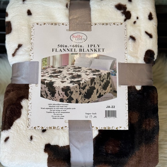 Brand New 50*60 Faux Cowhide Throw Blanket cow print Black White Brown - Picture 1 of 4